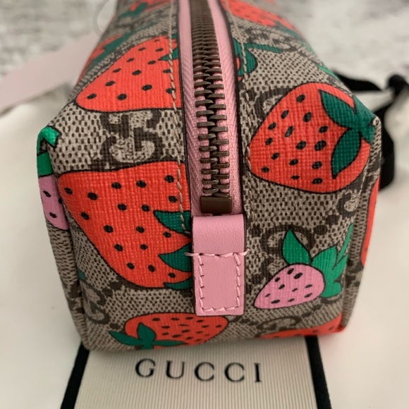 New Gucci GG logo strawberry makeup cosmetic bag case Pouch Authentic!! - Picture 3 of 8